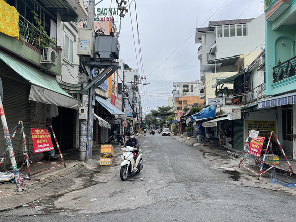 Barricades are removed from Xo Viet Nghe Tinh Street in Binh Thanh District, Ho Chi Minh City, September 30, 2021. Photo: Le Phan / Tuoi Tre