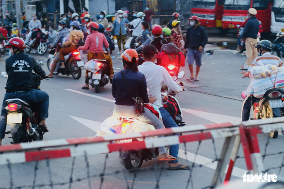 Immigrants give up after waiting for hours to get through a checkpoint in Binh Chanh District, Ho Chi Minh City, September 30, 2021. Photo: Chau Tuan / Tuoi Tre