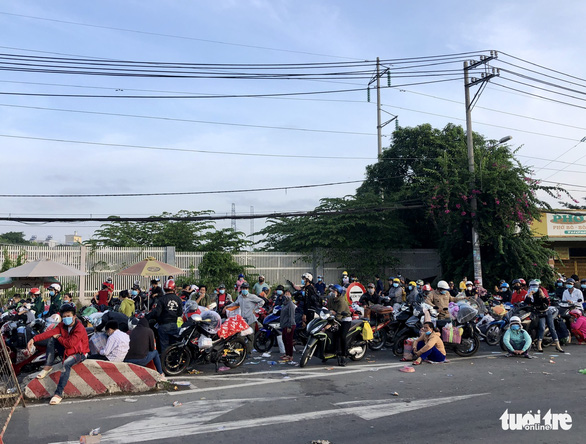 Immigrants wait to get through a checkpoint in Binh Chanh District, Ho Chi Minh City, October 1, 2021. Photo: Chau Tuan / Tuoi Tre