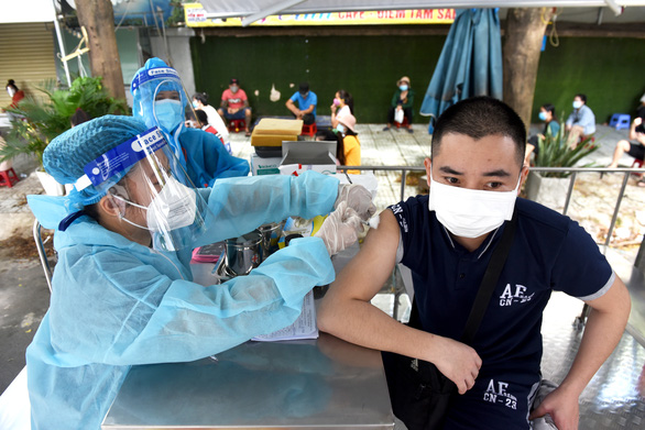 Vietnam records 6,957 new coronavirus cases, 27,250 discharged patients