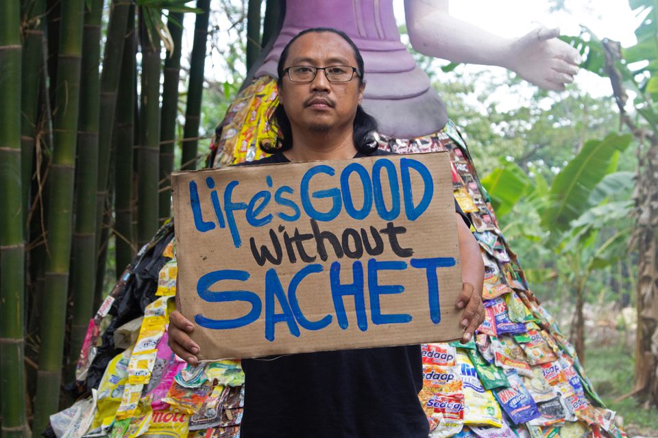 Prigi Arisandi, the founder of Indonesia's environmental activist group Ecological Observation and Wetlands Conservation (ECOTON), holds a placard as he poses for pictures in Gresik regency near Surabaya, East Java province, Indonesia, September 28, 2021. Photo: Reuters