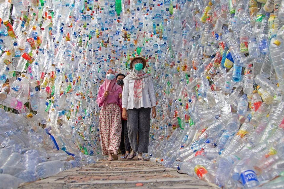 People walk through 'Terowongan 4444' or 4444 tunnel, built from plastic bottles collected from several rivers around the city in three years, at the plastic museum constructed by Indonesia's environmental activist group Ecological Observation and Wetlands Conservation (ECOTON) in Gresik regency near Surabaya, East Java province, Indonesia, September 28, 2021. Photo: Reuters