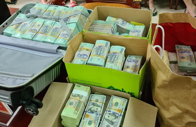 Cash is confiscated at the suspects’ houses. Photo: Y. Hung / Tuoi Tre