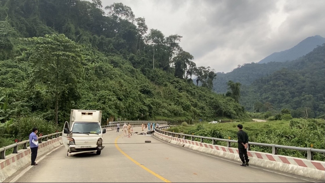 The truck is pictured following the crash on Lo Xo Pass in Quang Nam Province, Vietnam, October 4, 2021. Photo: Trong Y / Tuoi Tre