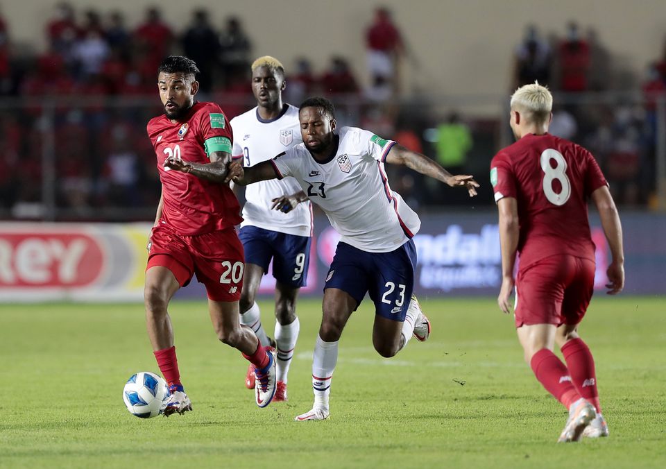 Soccer Football - World Cup - CONCACAF Qualifiers - Panama v United States - Estadio Rommel Fernandez, Panama City, Panama - October 10, 2021 Panama's Anibal Godoy in action with Kellyn Acosta of the U.S.. Photo: Reuters