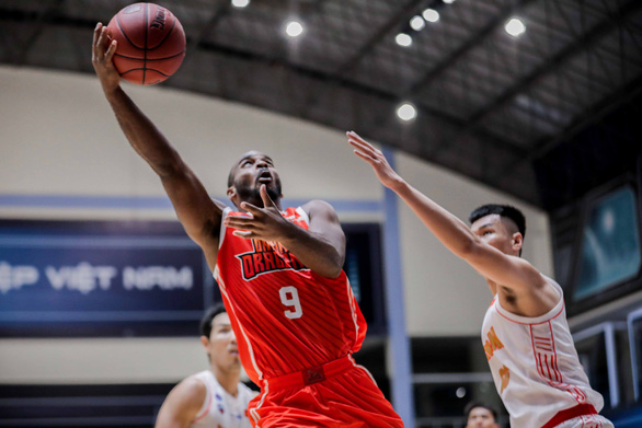 Akeem Scott (left) scored 23 points for the Danang Dragons in their game against the Vietnamese national basketball team at the VBA Premier Bubble Games - Brought to you by NovaWorld Phan Thiet. Photo: Vietnam Professional Basketball League