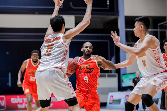 The Vietnamese national basketball team's guards defend their basket against the Danang Dragons’ Akeem Scott (center) during their game at the VBA Premier Bubble Games - Brought to you by NovaWorld Phan Thiet. Photo: Vietnam Professional Basketball League