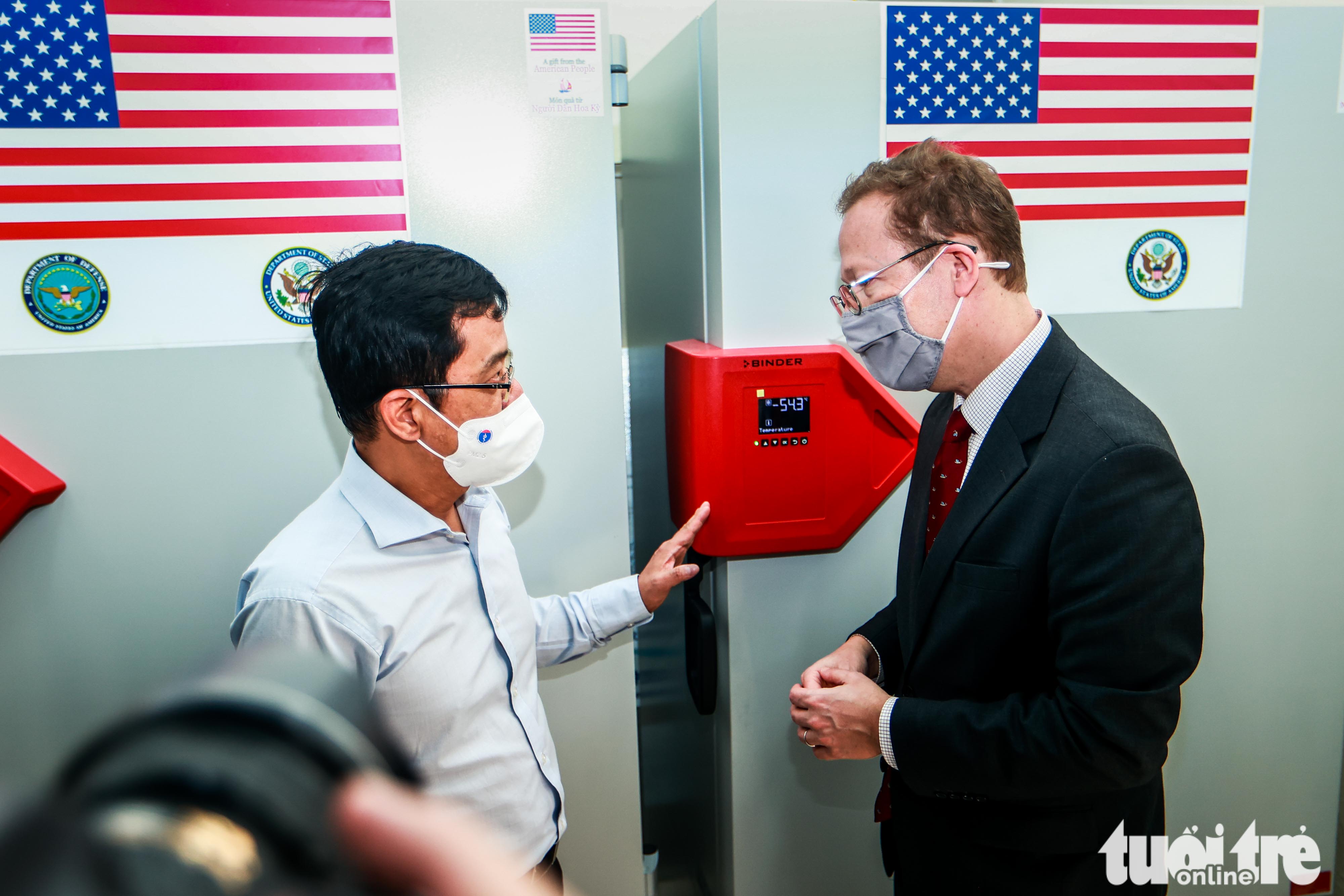 Christopher Klein, Chargé d'Affaires of the U.S. Embassy Hanoi, talks with Dang Duc Anh, head of the National Institute of Hygiene and Epidemiology, October 12, 2021. Photo: Nguyen Khanh / Tuoi Tre