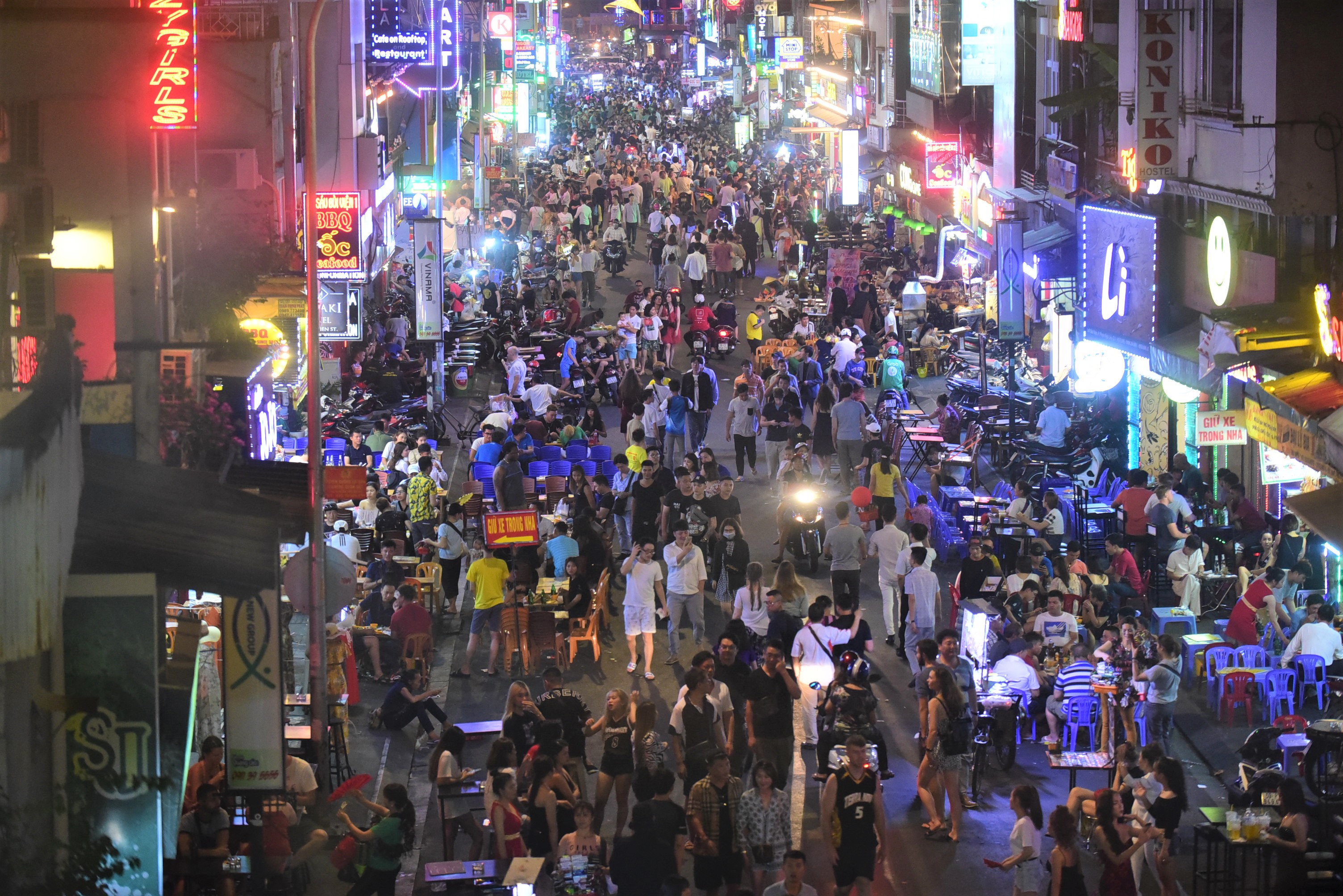 Before COVID-19 turns Ho Chi Minh City’s famous 'backpacker street' into grocery street