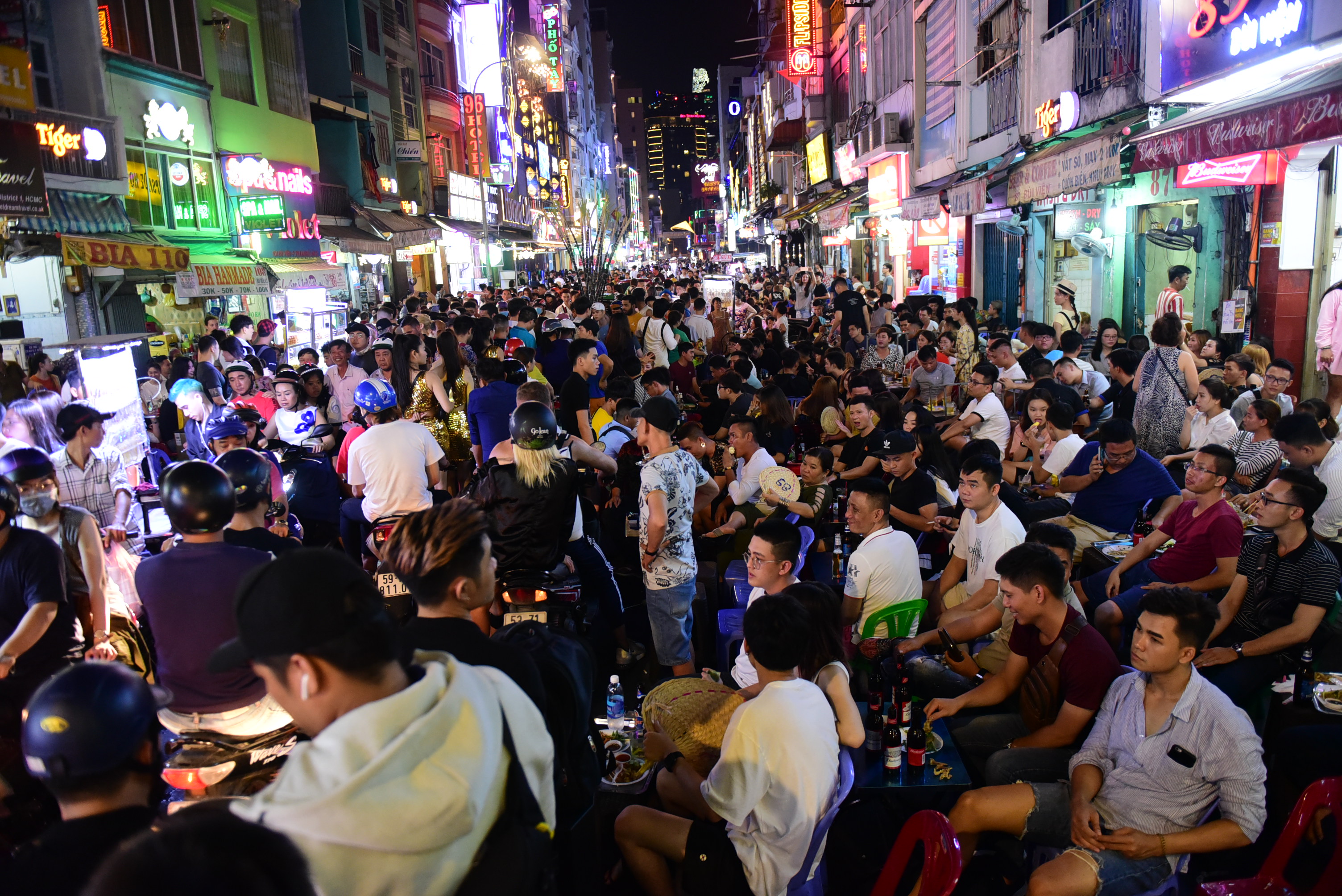 Bui Vien Street in Ho Chi Minh City’s District 1 is packed with visitors in a photo taken on a weekday at around 10pm on April 11, 2019. Photo: Quang Dinh / Tuoi Tre
