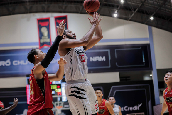 Thang Long Warriors’ Bryan Coleman performs a shot during their Game 5 against Saigon Heat at the VBA Premier Bubble Games - Brought to you by NovaWorld Phan Thiet. Photo: Vietnam Basketball Association