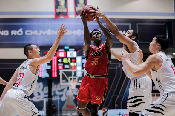 Thang Long Warriors’ players try to block Saigon Heat’s Daquan Bracey (2nd left) during their Game 5 at the VBA Premier Bubble Games - Brought to you by NovaWorld Phan Thiet. Photo: Vietnam Basketball Association