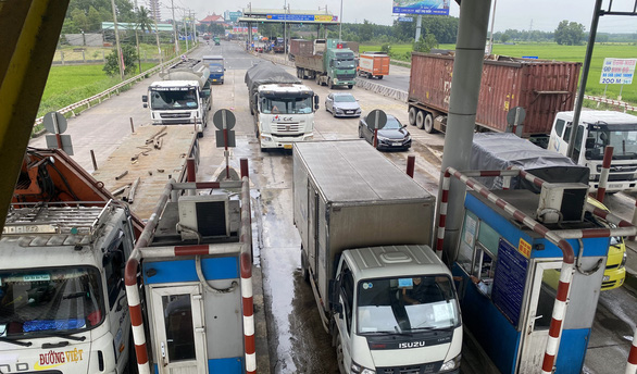 Vehicles pass through a tollbooth on a section of National Highway 51 in Ba Ria - Vung Tau Province, Vietnam, October 16, 2021. Photo: Dong Ha / Tuoi Tre