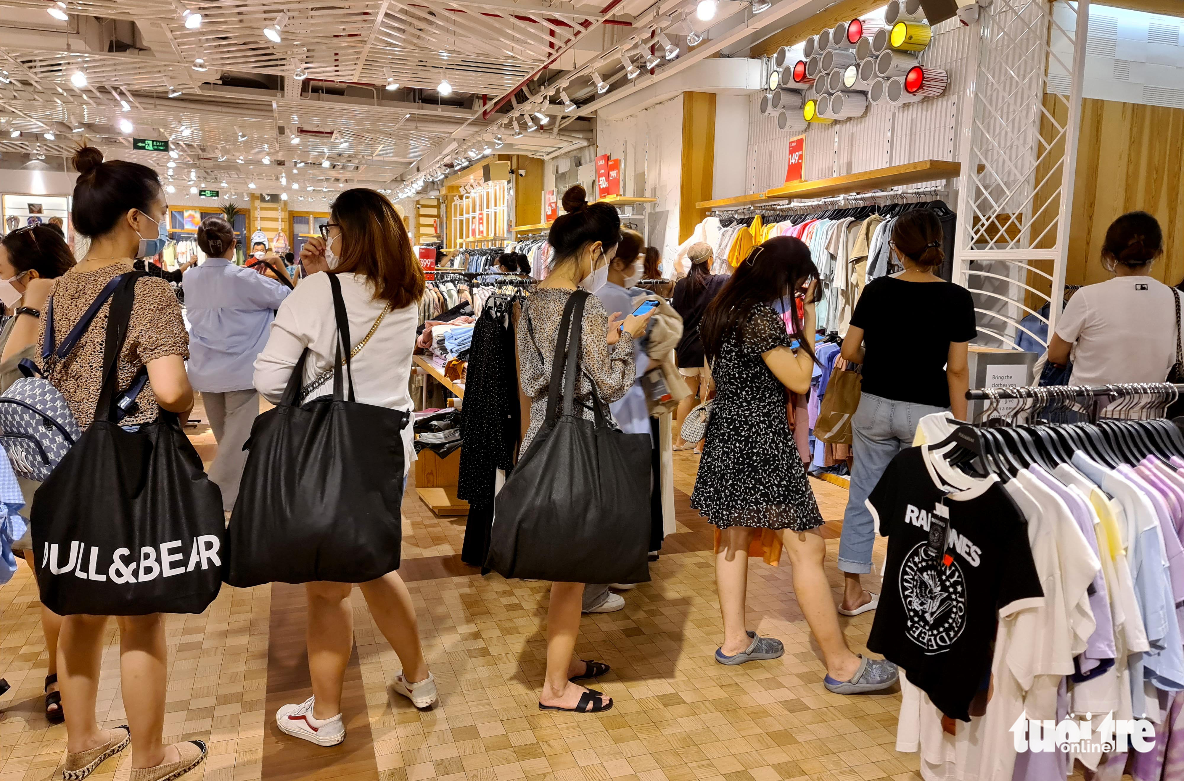 Shoppers wait at the fitting rooms inside a clothing store in District 1, Ho Chi Minh City, October 16, 2021. Photo: Ngoc Hien / Tuoi Tre