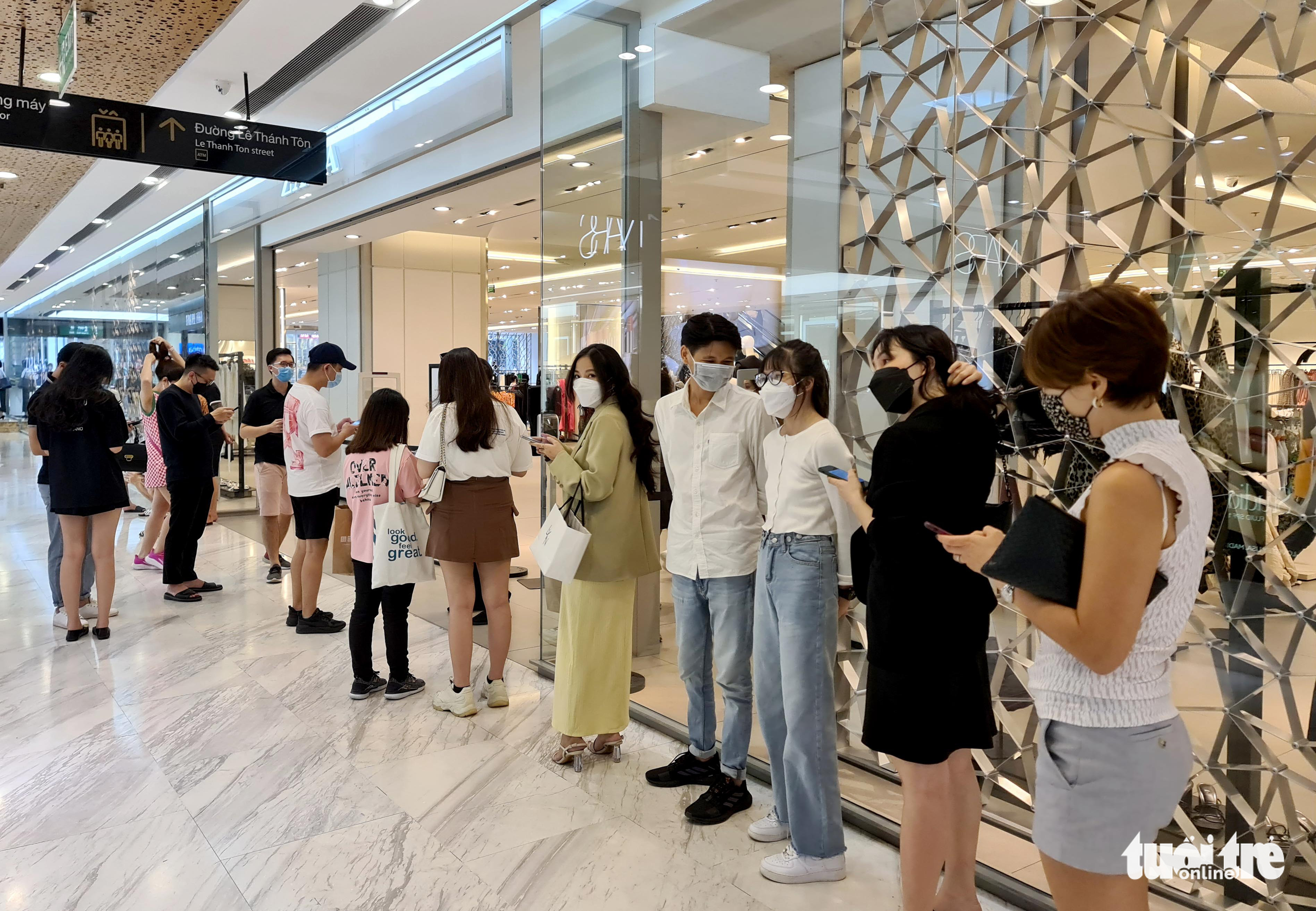 People queue up in front of a fashion store inside a shopping mall in Ho Chi Minh City, October 16, 2021. Photo: Ngoc Hien / Tuoi Tre