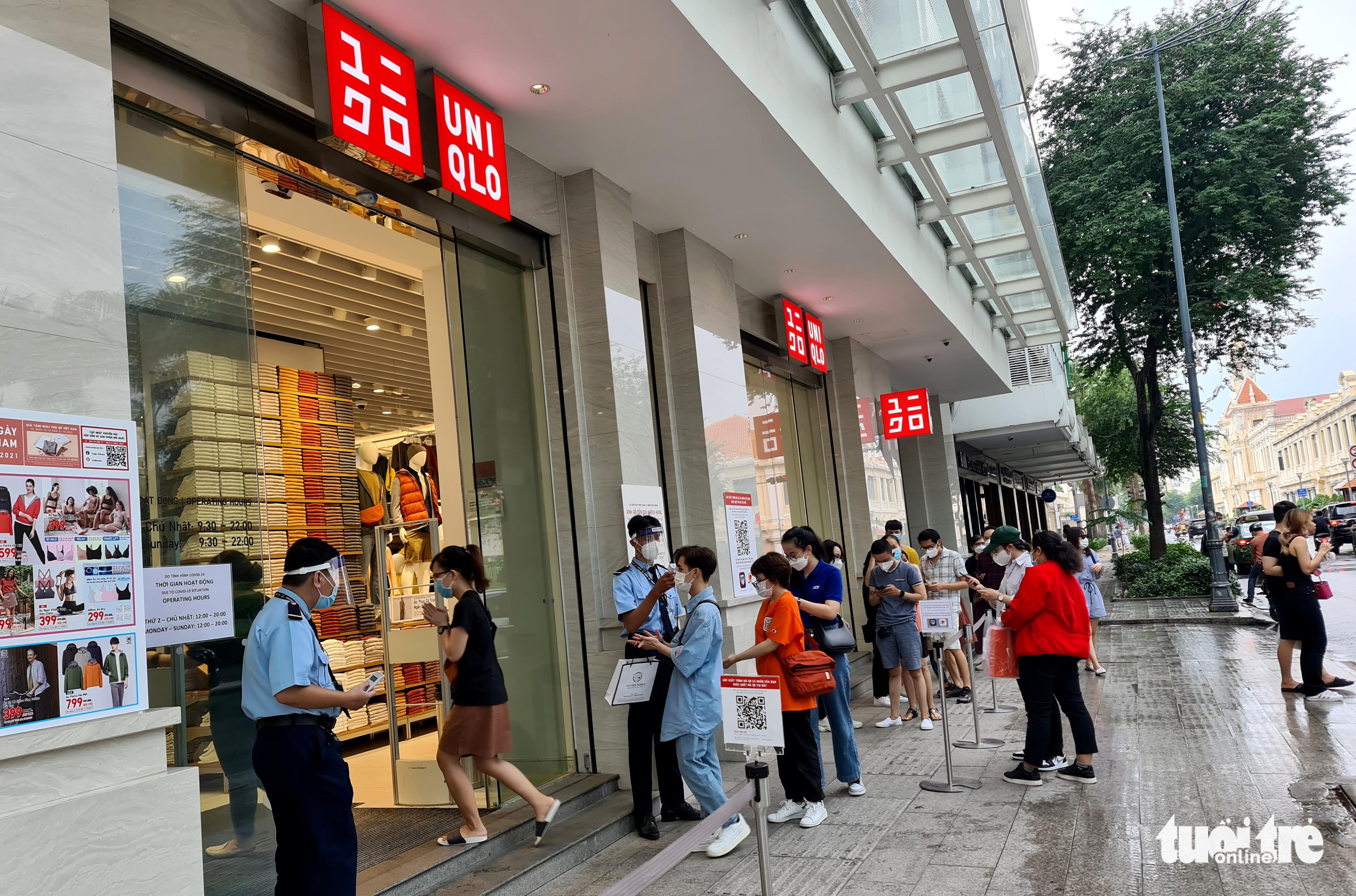People line up in front of a Uniqlo store in District 1, Ho Chi Minh City, October 16, 2021. Photo: Ngoc Hien / Tuoi Tre