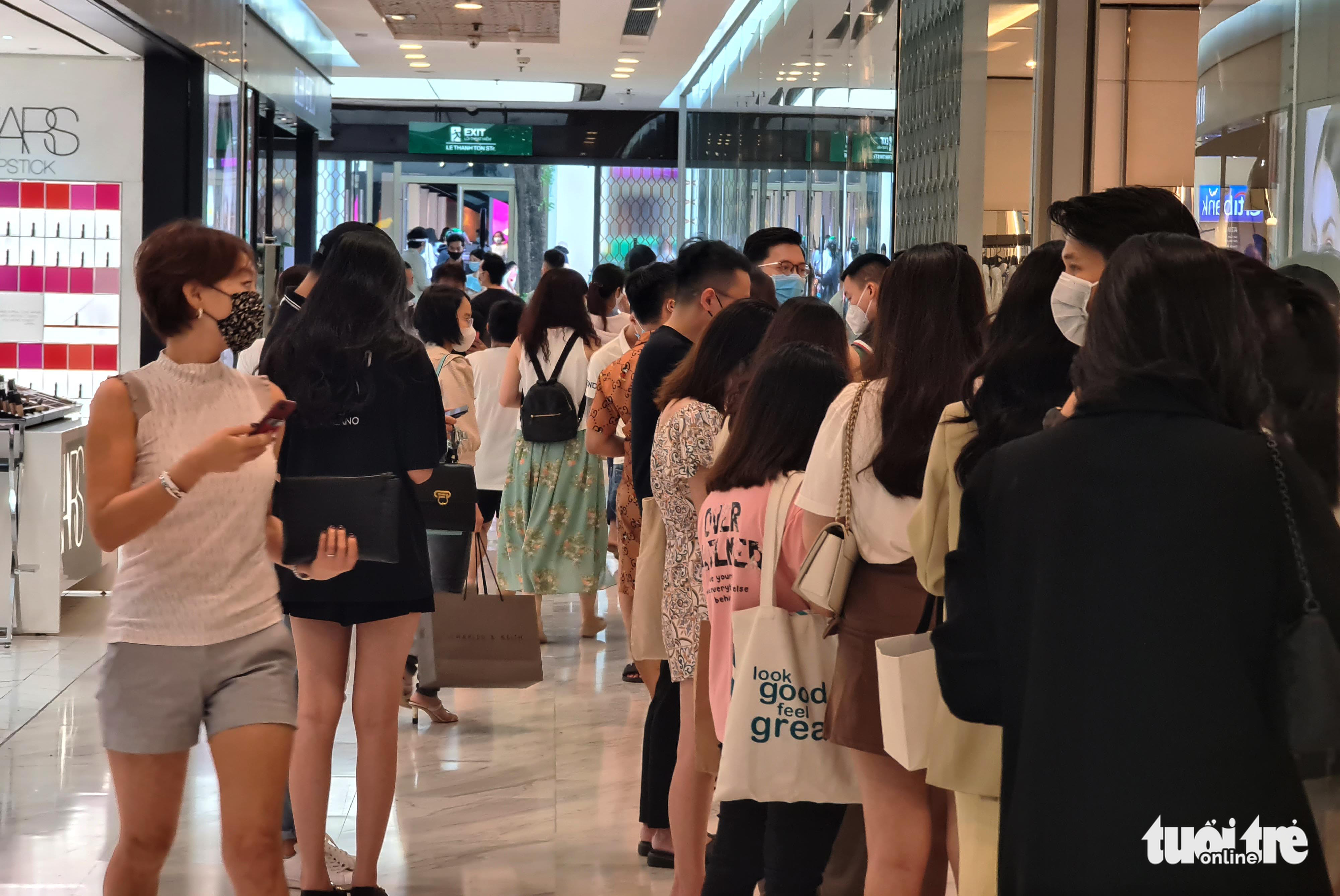 People queue up in front of a fashion store inside a shopping mall in Ho Chi Minh City, October 16, 2021. Photo: Ngoc Hien / Tuoi Tre