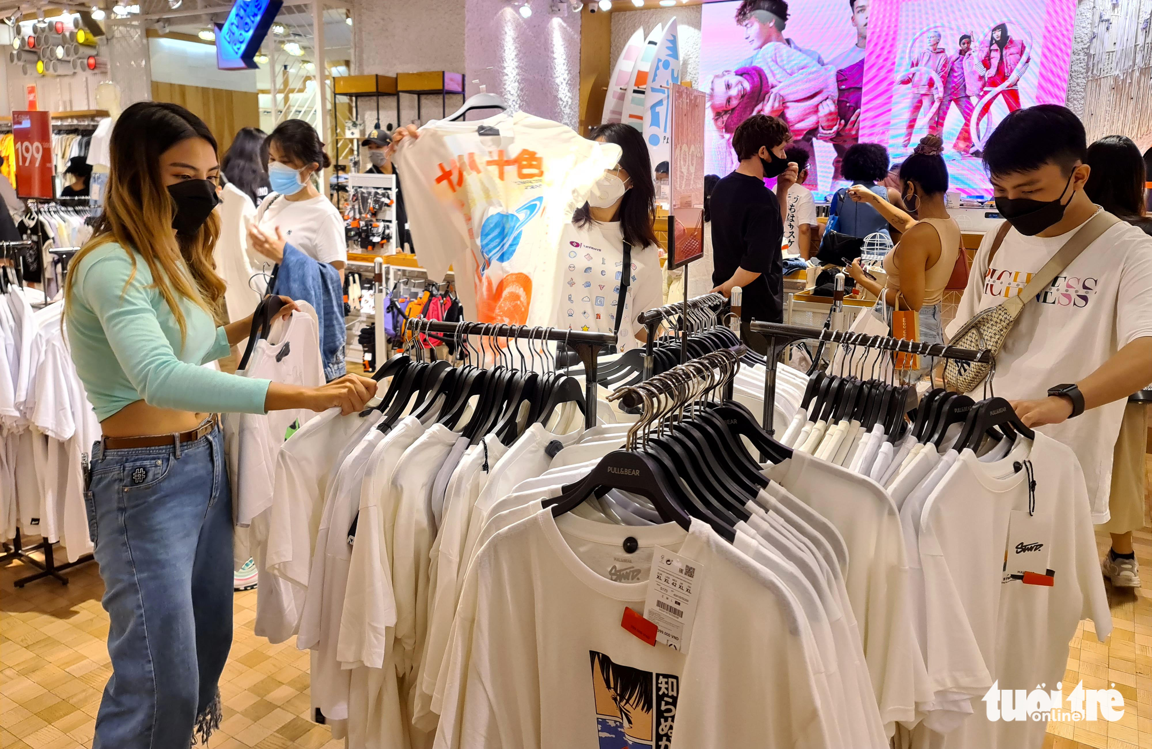 Customers browse for clothes at a shopping mall in Ho Chi Minh City, October 16, 2021. Photo: Ngoc Hien / Tuoi Tre