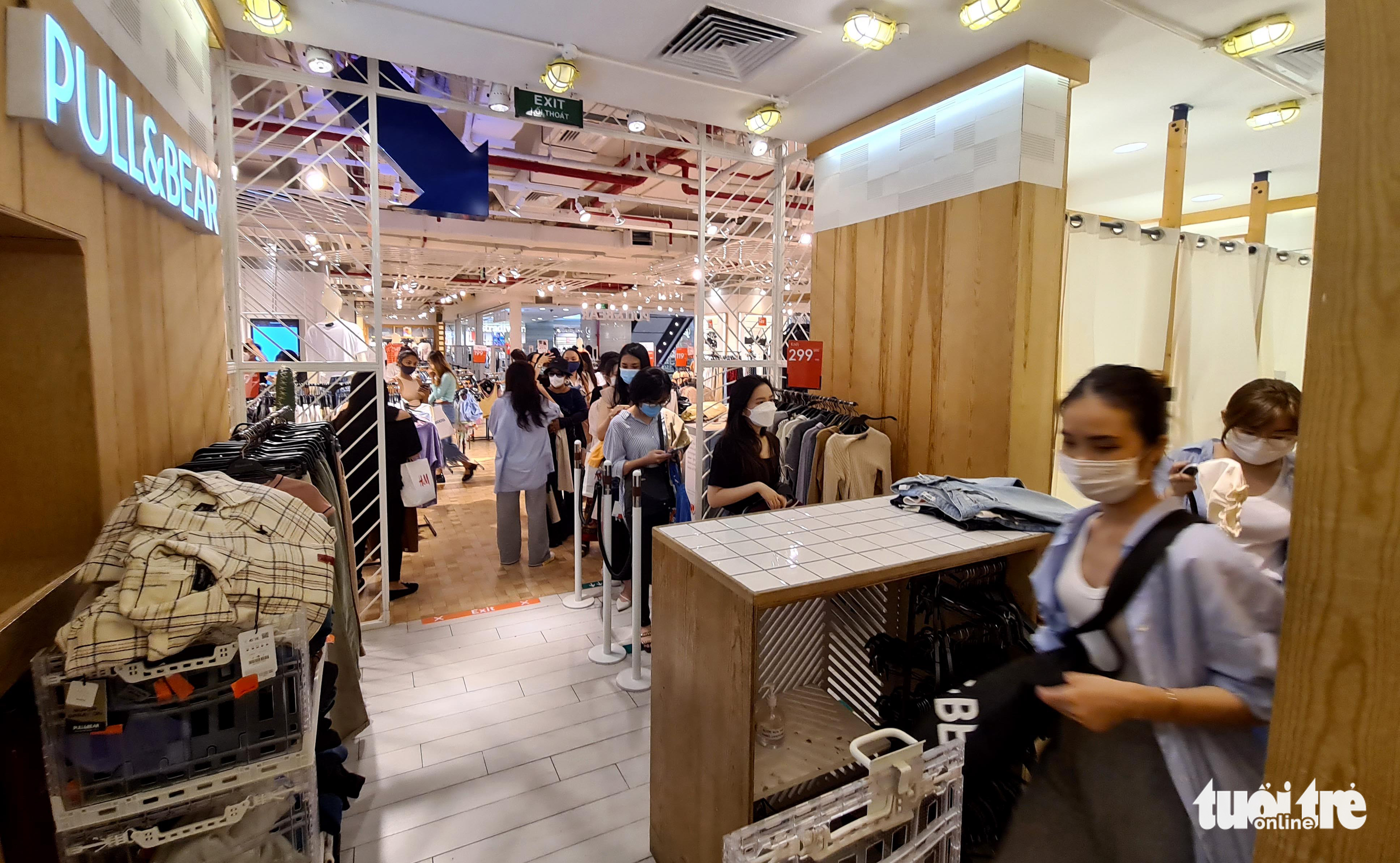 Shoppers wait at the fitting rooms inside a clothing store in District 1, Ho Chi Minh City, October 16, 2021. Photo: Ngoc Hien / Tuoi Tre
