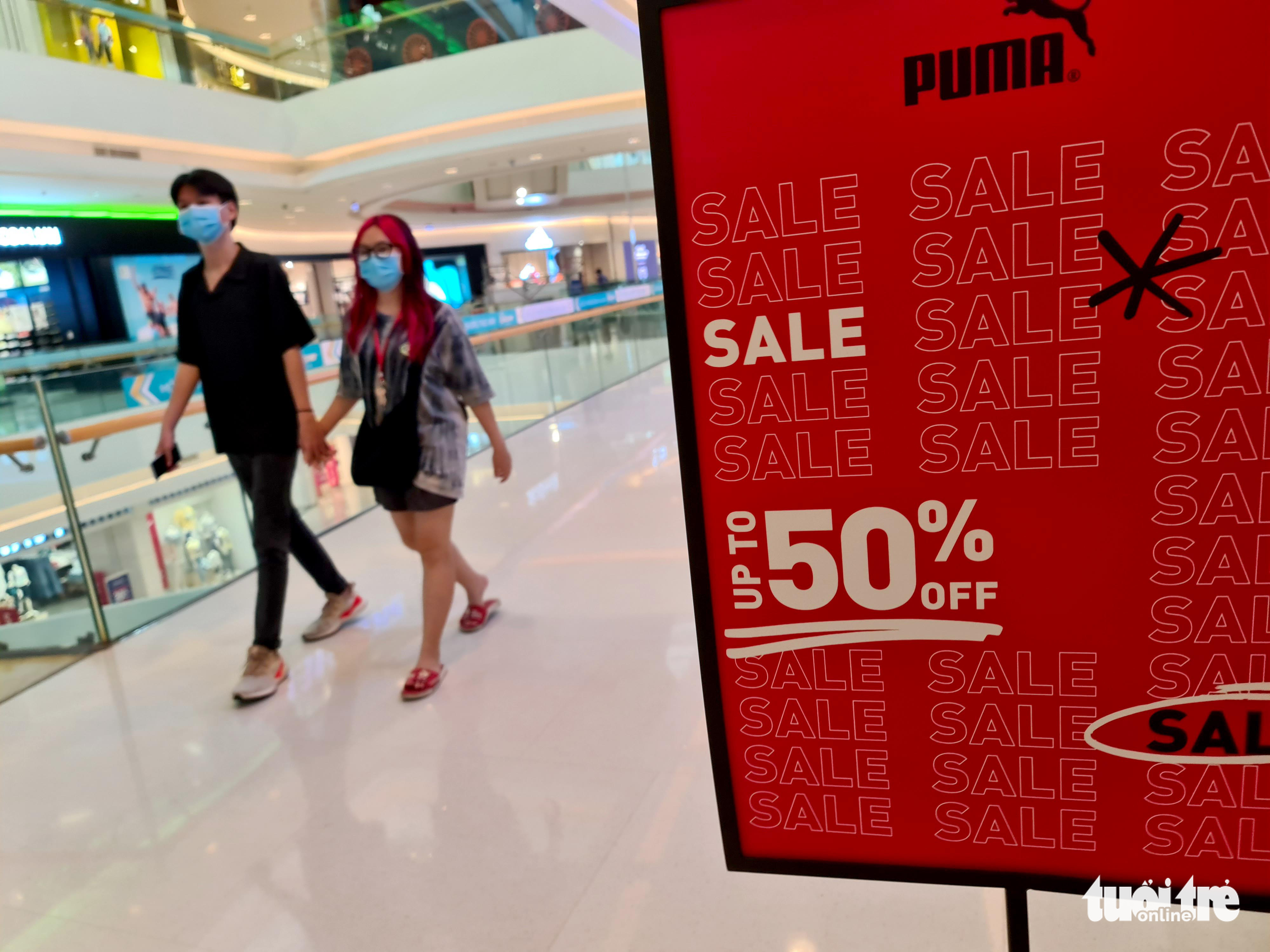 A store offers discounts of up to 50 percent. Photo: Ngoc Hien / Tuoi Tre