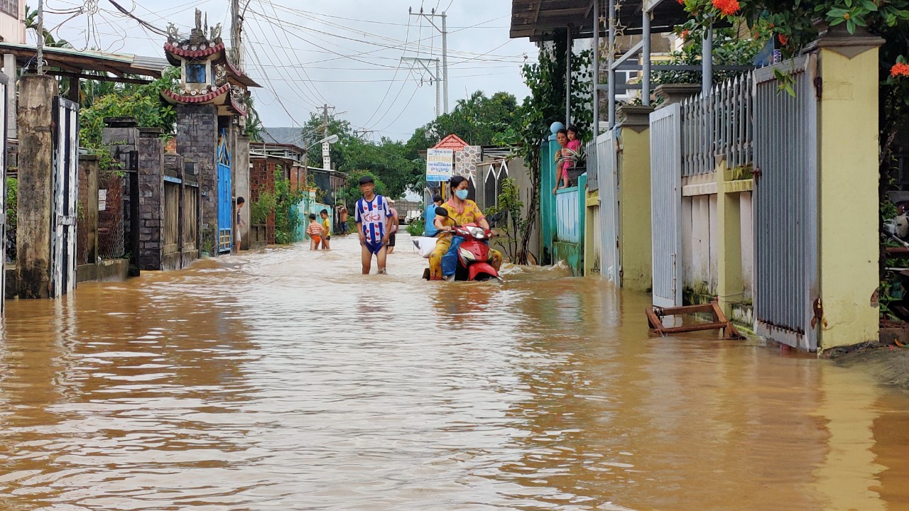 A neighborhood is flooded in Quang Nam Province. Photo: Duc Tai / Tuoi Tre