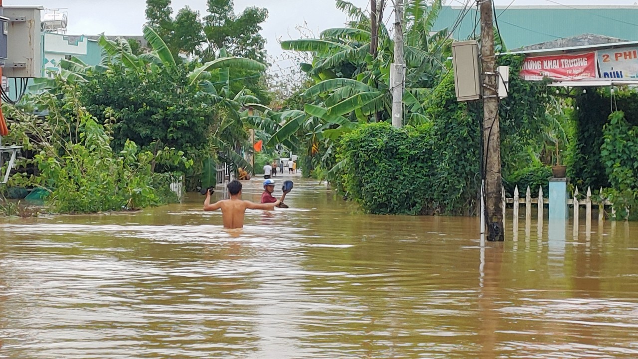 A neighborhood is flooded in Quang Nam Province. Photo: Duc Tai / Tuoi Tre