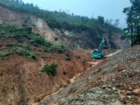 A road is blocked by landslide in Quang Nam Province, October 17, 2021. Photo: Hoang Linh / Tuoi Tre