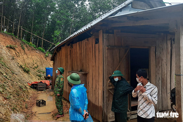 Officers assess the risk of mudslide at a residential area in Quang Binh Province. Photo: H.Nam / Tuoi Tre