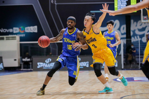 Ho Chi Minh City Wings’ Jeremy Smith (left) is voted Player of Game 7 of the VBA Premier Bubble Games - Brought to you by NovaWorld Phan Thiet. Photo: Vietnam Professional Basketball