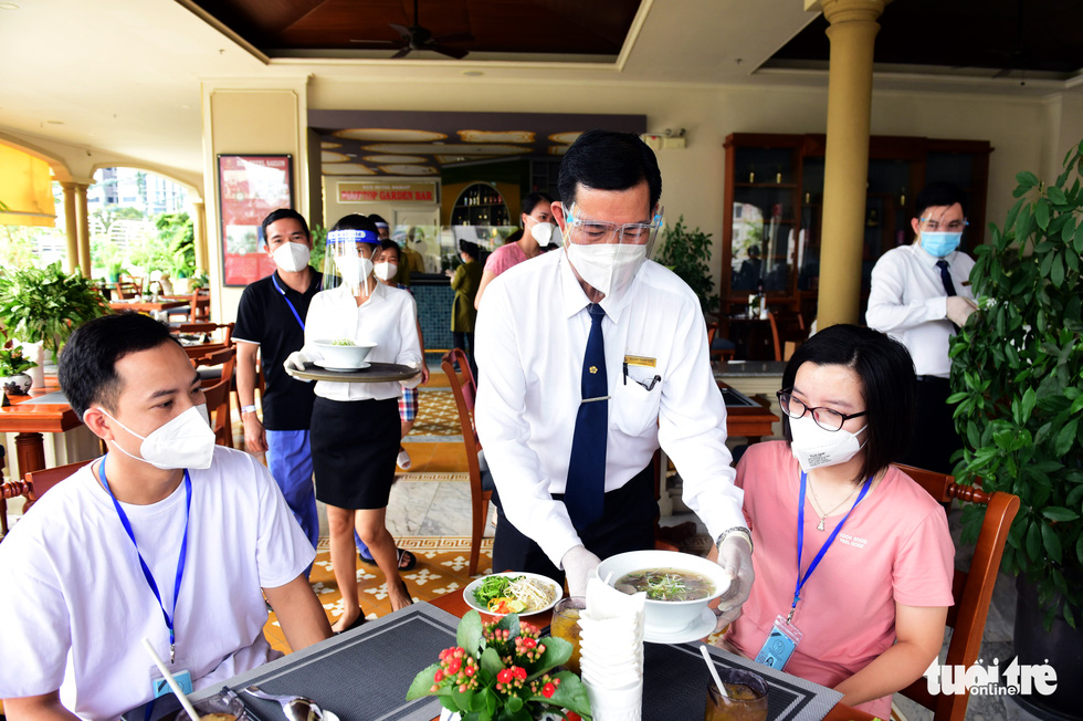 Restaurant staff serve pho for medical workers, who were sent from the northern province of Ha Nam to assist Ho Chi Minh City in the fight against COVID-19, at Rex Saigon Hotel in Ho Chi Minh City’s District 1 on October 14, 2021. Photo: Duyen Phan / Tuoi Tre