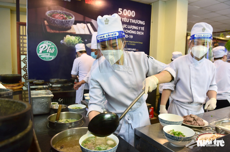 Chefs are preparing pho to serve medical workers, who were sent from other provinces to assist Ho Chi Minh City in the fight against COVID-19, at Rex Saigon Hotel in Ho Chi Minh City’s District 1 on October 13, 2021. Photo: Duyen Phan / Tuoi Tre