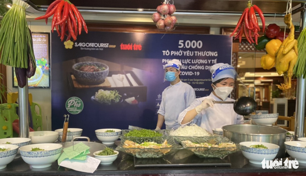 Chefs are preparing pho to serve medical workers, who were sent from other provinces to assist Ho Chi Minh City in the fight against COVID-19, at Rex Saigon Hotel in Ho Chi Minh City’s District 1 on October 13, 2021. Photo: Duyen Phan / Tuoi Tre