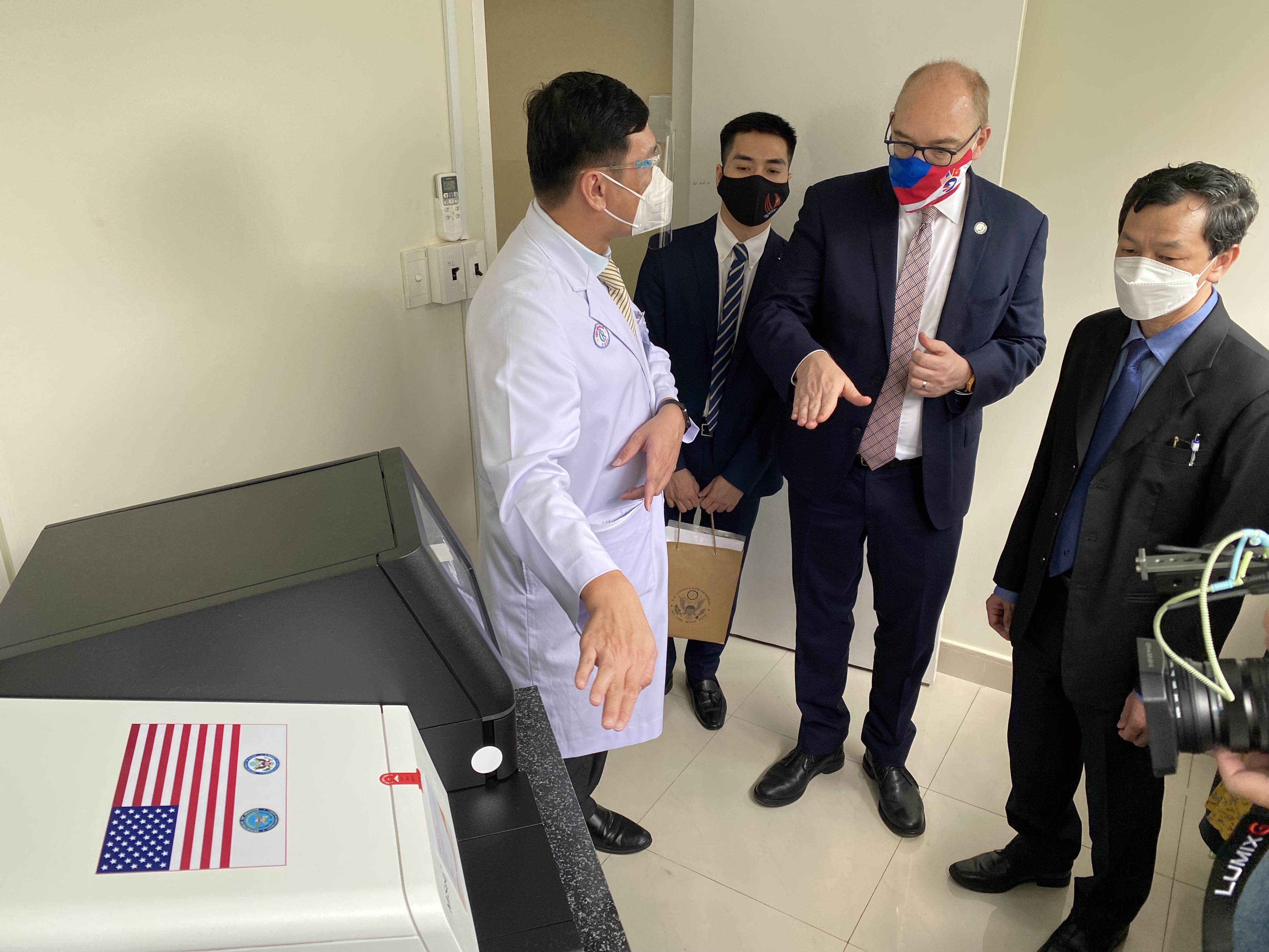 Ho Chi Minh City hospital receives gene sequencing machine from US