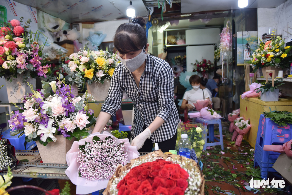 Xuan Phuong prepares a bouquet at her shop at the Ho Thi Ky flower market in District 10, Ho Chi Minh City, October 19, 2021. Photo: Ngoc Phuong / Tuoi Tre