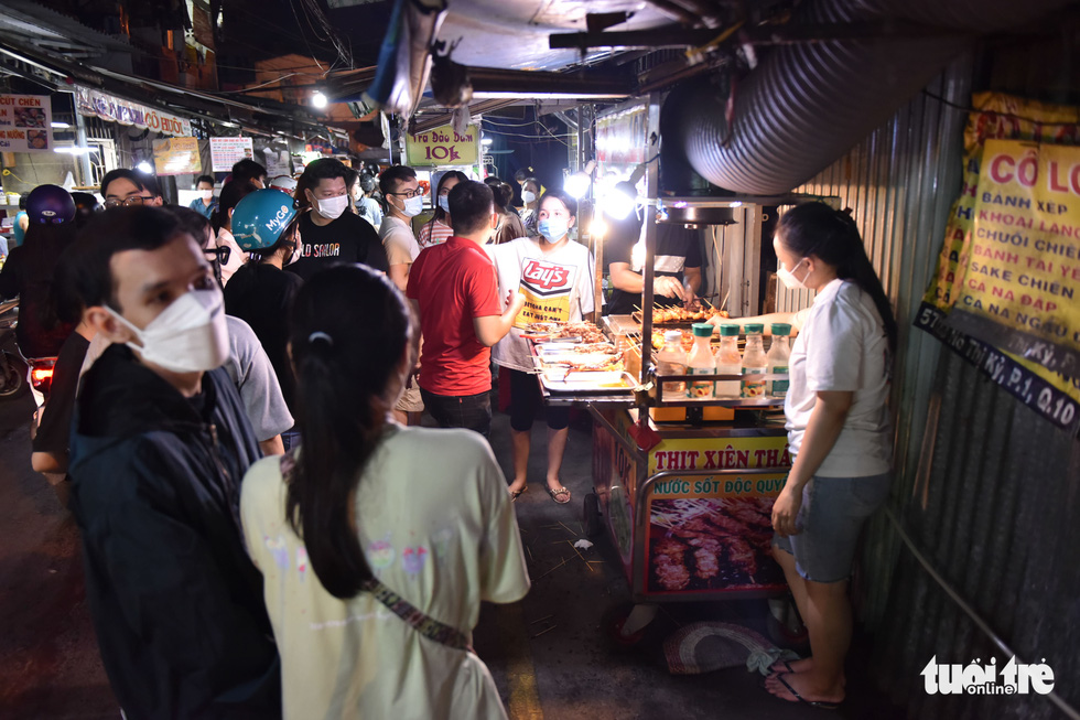 Young customers gather at a food stall at the Ho Thi Ky flower market in District 10, Ho Chi Minh City, October 19, 2021. Photo: Ngoc Phuong / Tuoi Tre