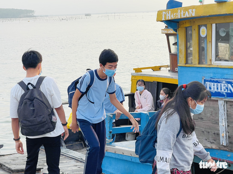 Students get off a boat in Thanh An Commune, Can Gio District, Ho Chi Minh City, October 20, 2021. Photo: Thao Thuong / Tuoi Tre
