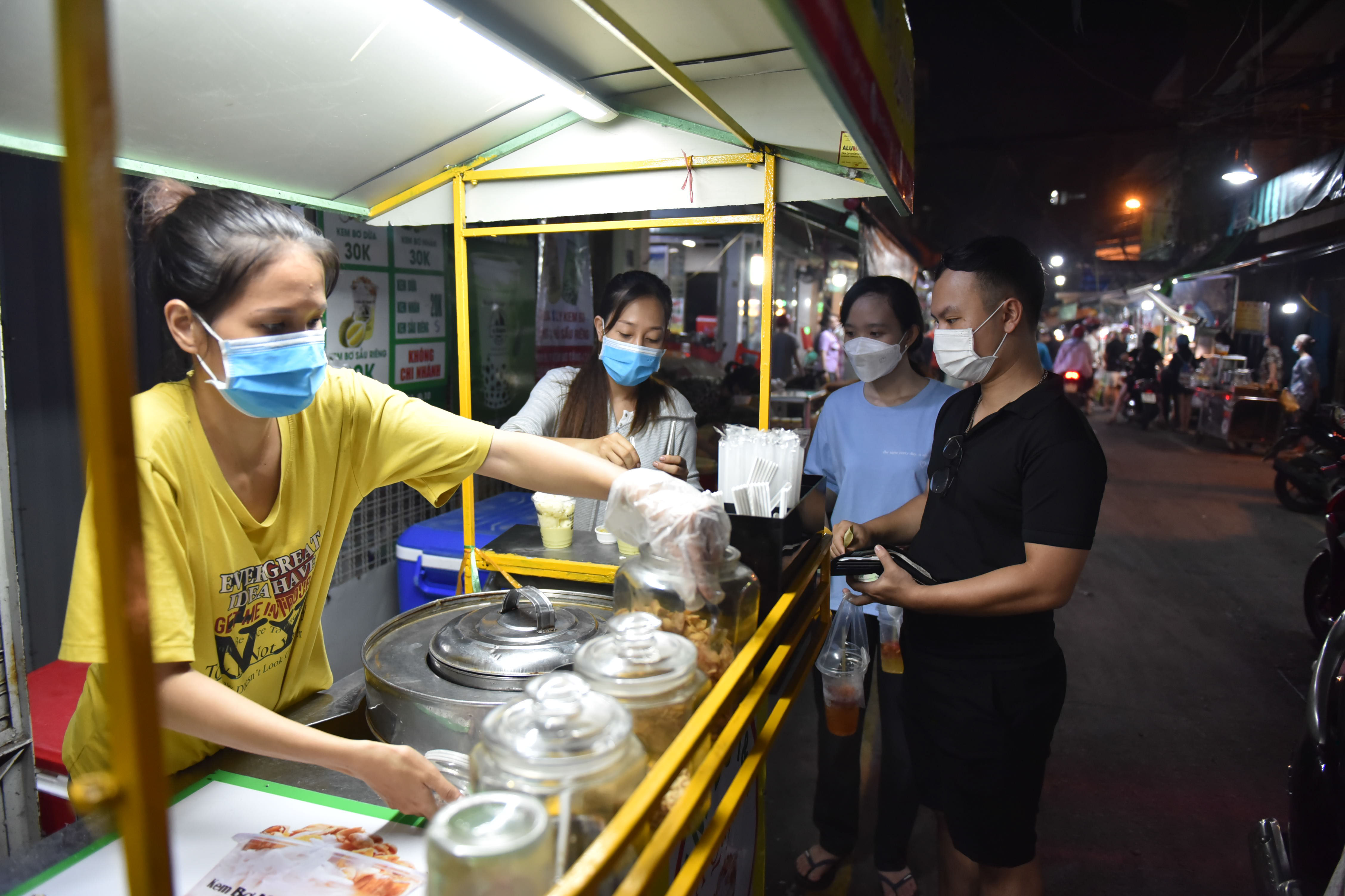 Customers are waiting for their dessert at an ice-cream stall at Ho Thi Ky Food Street in Ho Chi Minh City’s District 10 on October 19, 2021. Photo: Ngoc Phuong / Tuoi Tre