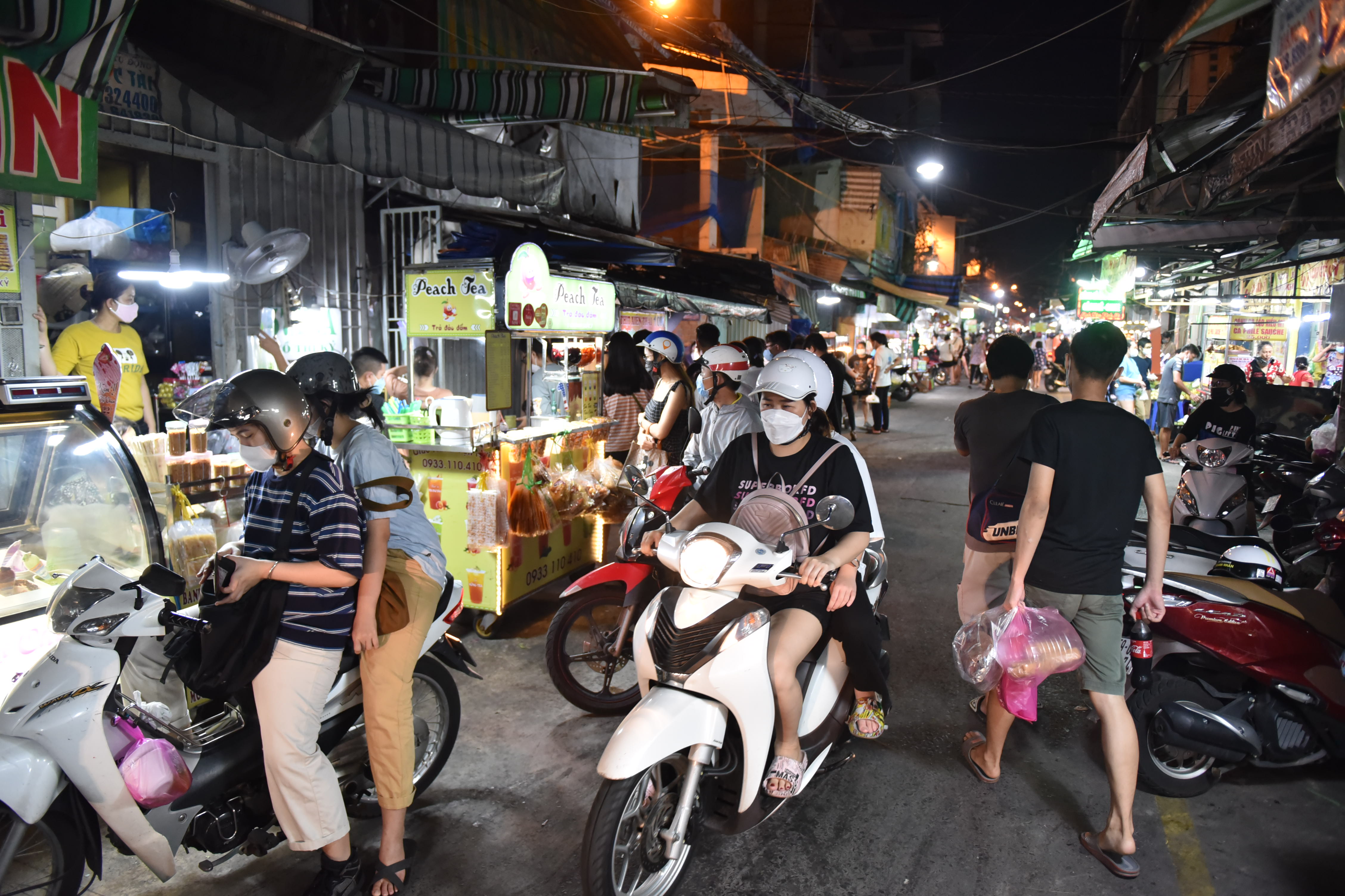 People and vehicles are seen at Ho Thi Ky Food Street in Ho Chi Minh City’s District 10 on October 19, 2021. Photo: Ngoc Phuong / Tuoi Tre