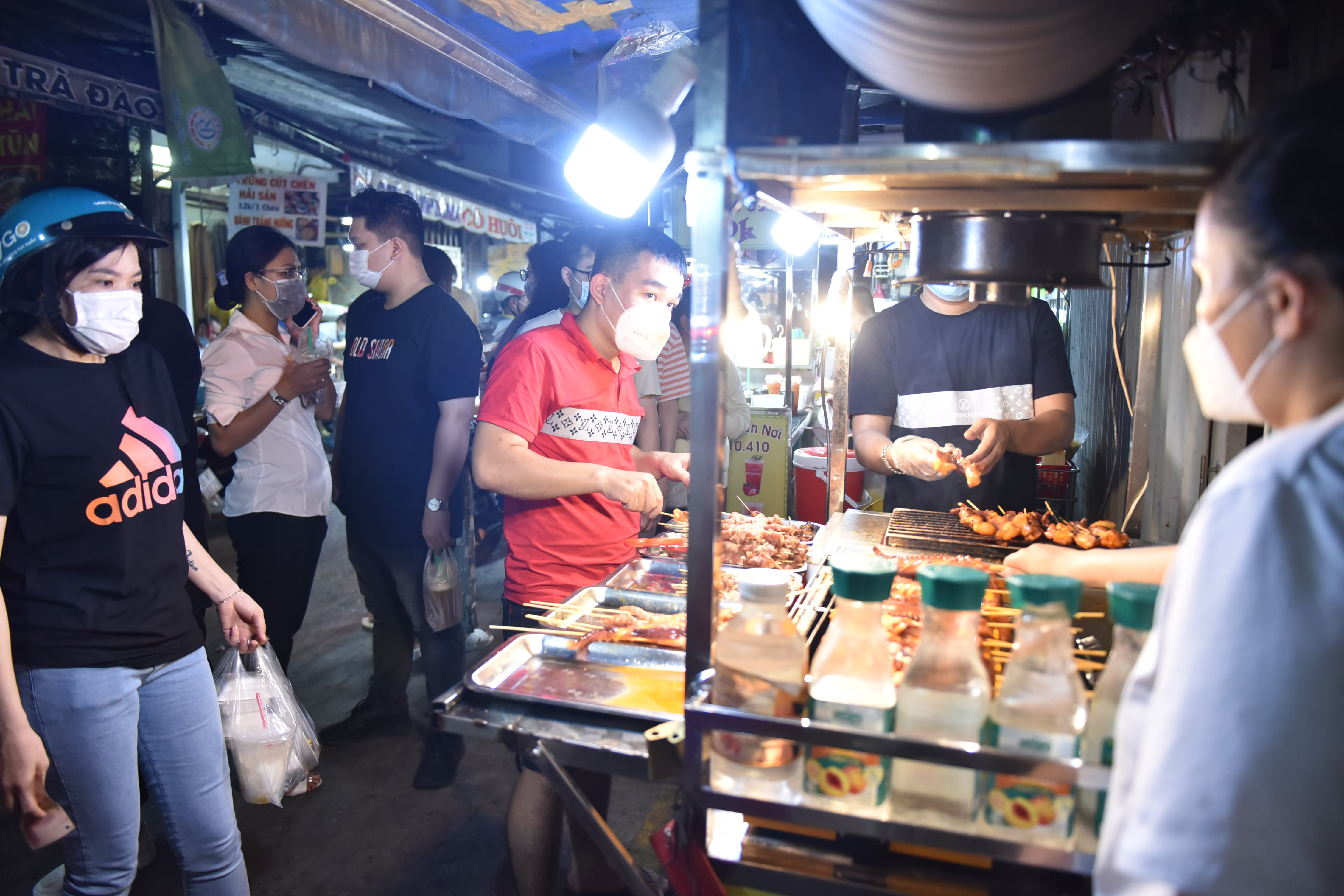 Customers wait for their food at a BBQ stall at Ho Thi Ky Food Street in Ho Chi Minh City’s District 10 on October 19, 2021. Photo: Ngoc Phuong / Tuoi Tre