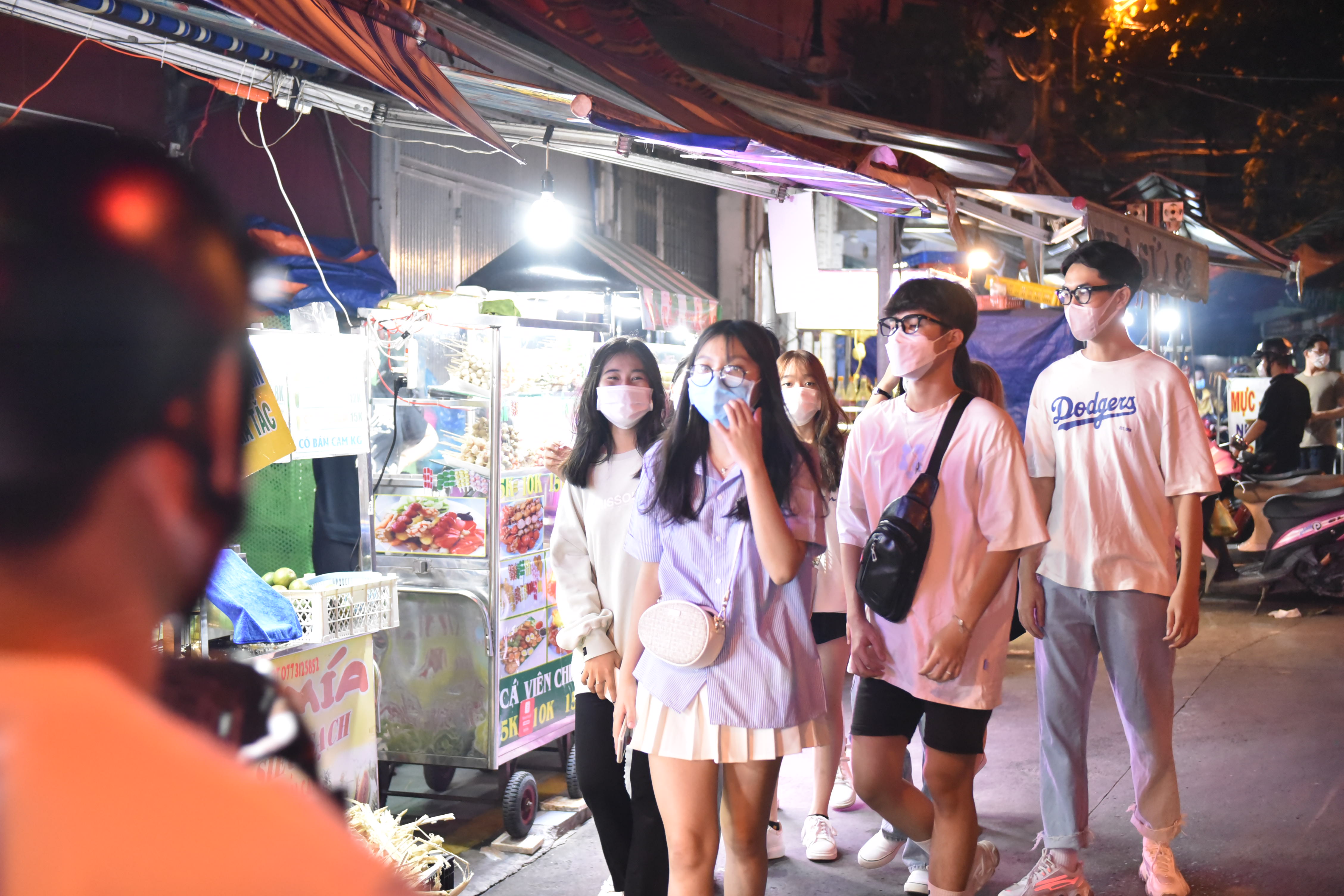 A group of young locals wear masks while visiting Ho Thi Ky Food Street in Ho Chi Minh City’s District 10 on October 19, 2021. Photo: Ngoc Phuong / Tuoi Tre