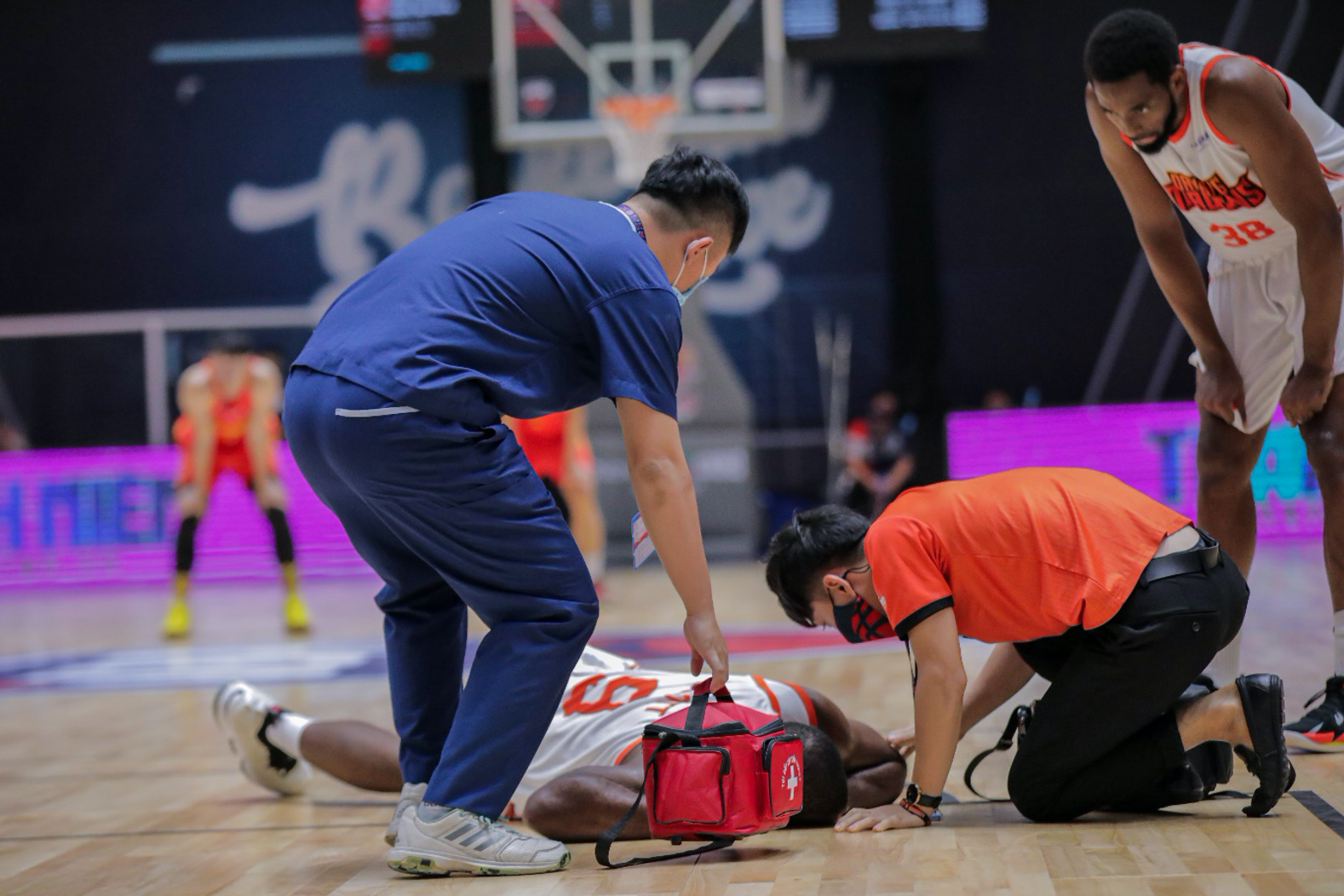 A player of the Danang Dragons is injured. Photo: VBA