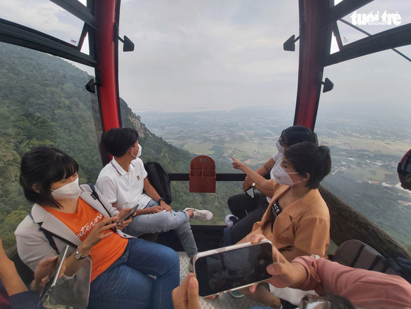 Tourists are taking the cable car in Ba Den Mountain in the southern province of Tay Ninh on October 18, 2021 as the province and Ho Chi Minh City pilot a 'travel bubble' to offer one-day tours after months of COVID-19 hibernation. Photo: Nhu Binh / Tuoi Tre
