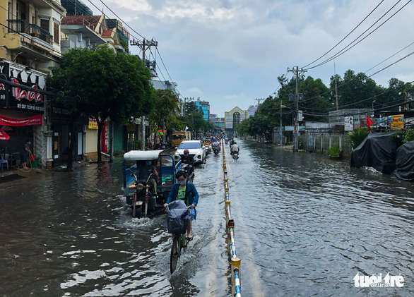 Vehicles drive through a flood on Nguyen Van Khoi Street, Go Vap District, Ho Chi Minh City, Vietnam, October 21, 2021. Photo: Chau Tuan / Tuoi Tre