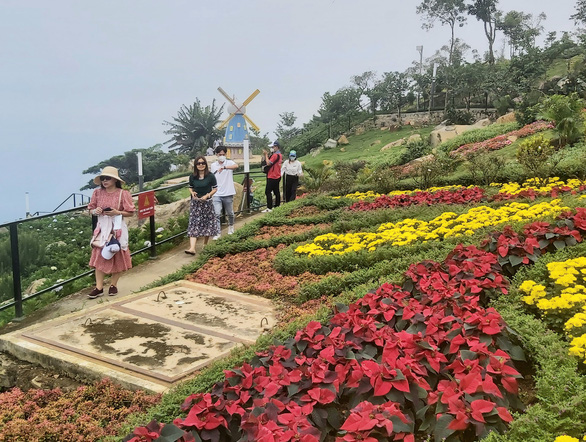Tourists visiting the southern province of Tay Ninh on October 18, 2021 as the province and Ho Chi Minh City pilot a 'travel bubble' to offer one-day tours after months of COVID-19 hibernation. Photo: Nhu Binh / Tuoi Tre