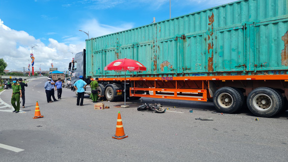 Collision between tractor-trailer, electric bicycle kills 2 girls in south-central Vietnam