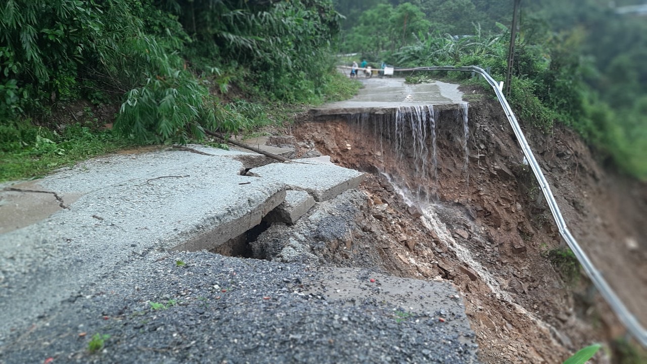 A road is damaged by landslide in Quang Ngai Province. Photo: T.M. / Tuoi Tre