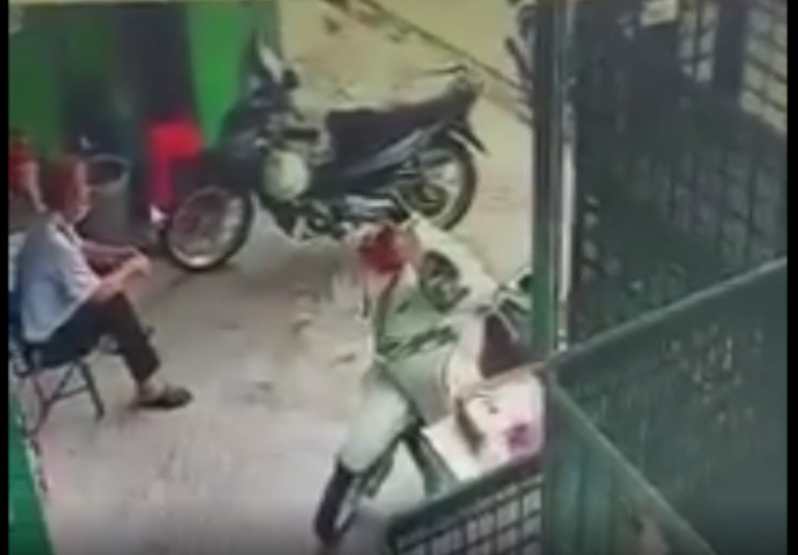 Motorbike thief fakes sunstroke to distract store security guard in Ho Chi Minh City