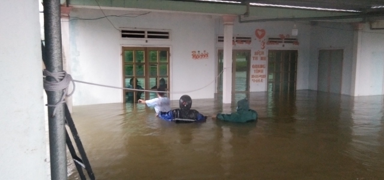 Floodwater reaches chest-high level in Binh Son District, Quang Ngai Province. Photo: T.M. / Tuoi Tre