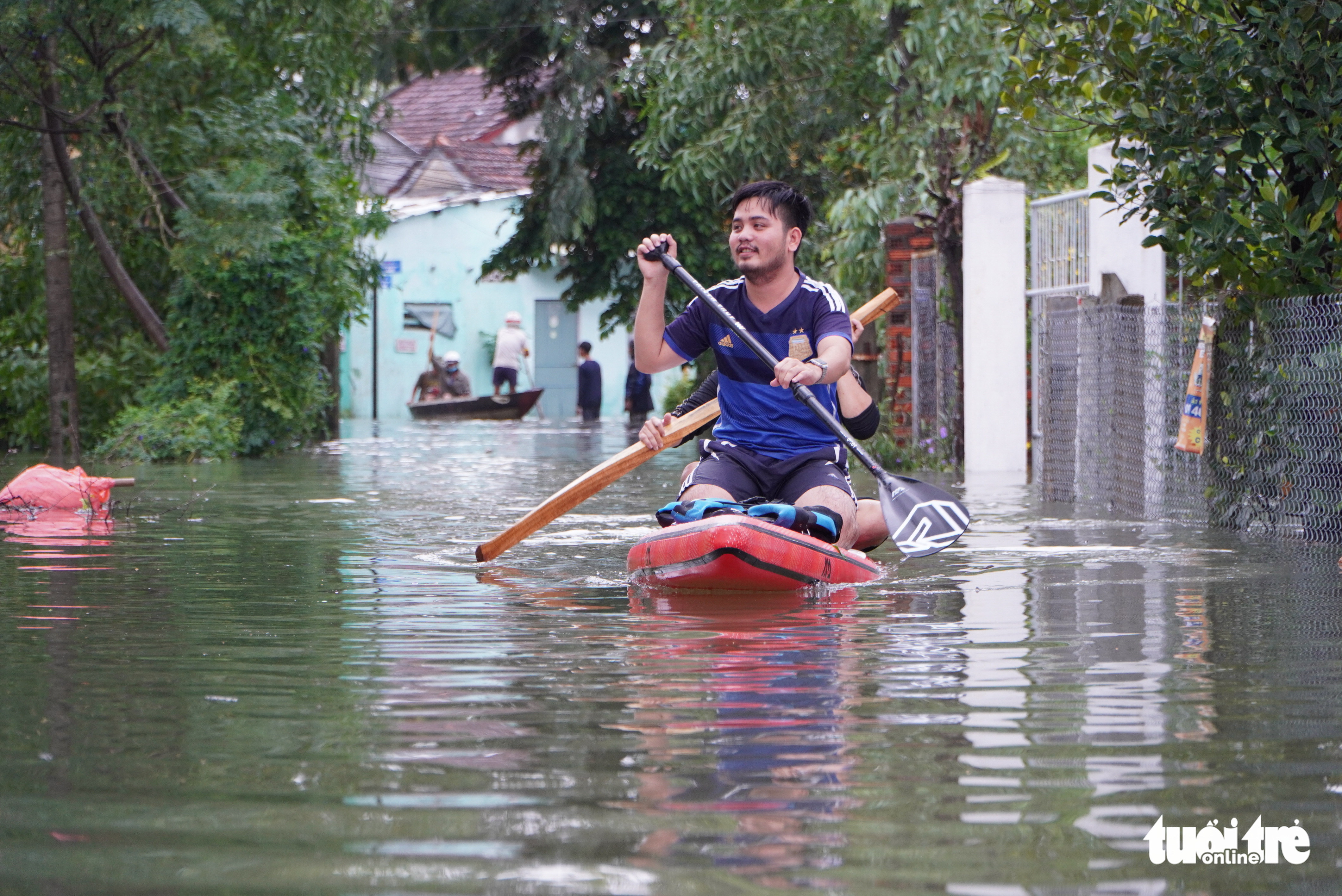 Residents travel by boat in a flooded neighborhood in Tam Ky City, Quang Nam Province. Photo: Tuoi Tre