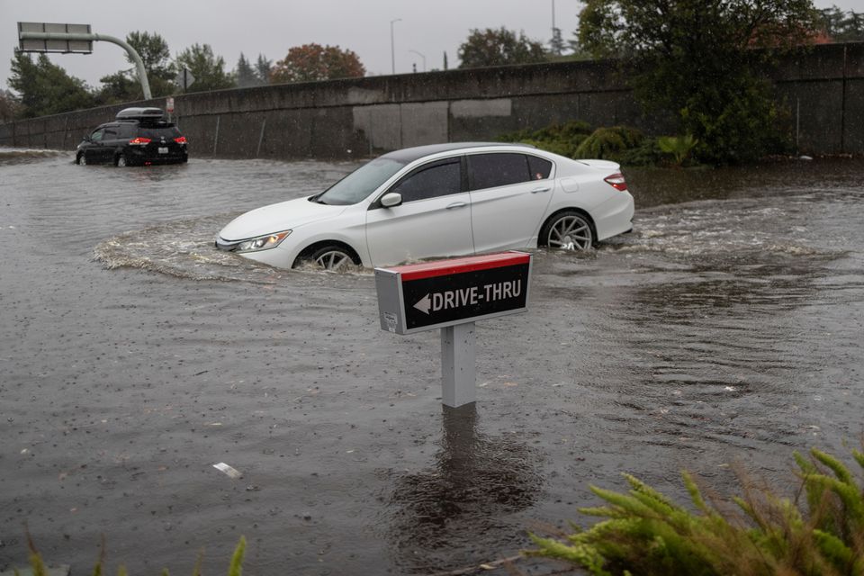 A vehicle drives through a flooded area as a powerful storm drenched northern California in Fairfield, California, U.S. October 24, 2021. Photo: Reuters